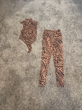 Printed High-Waist Leggings in Peach & Black